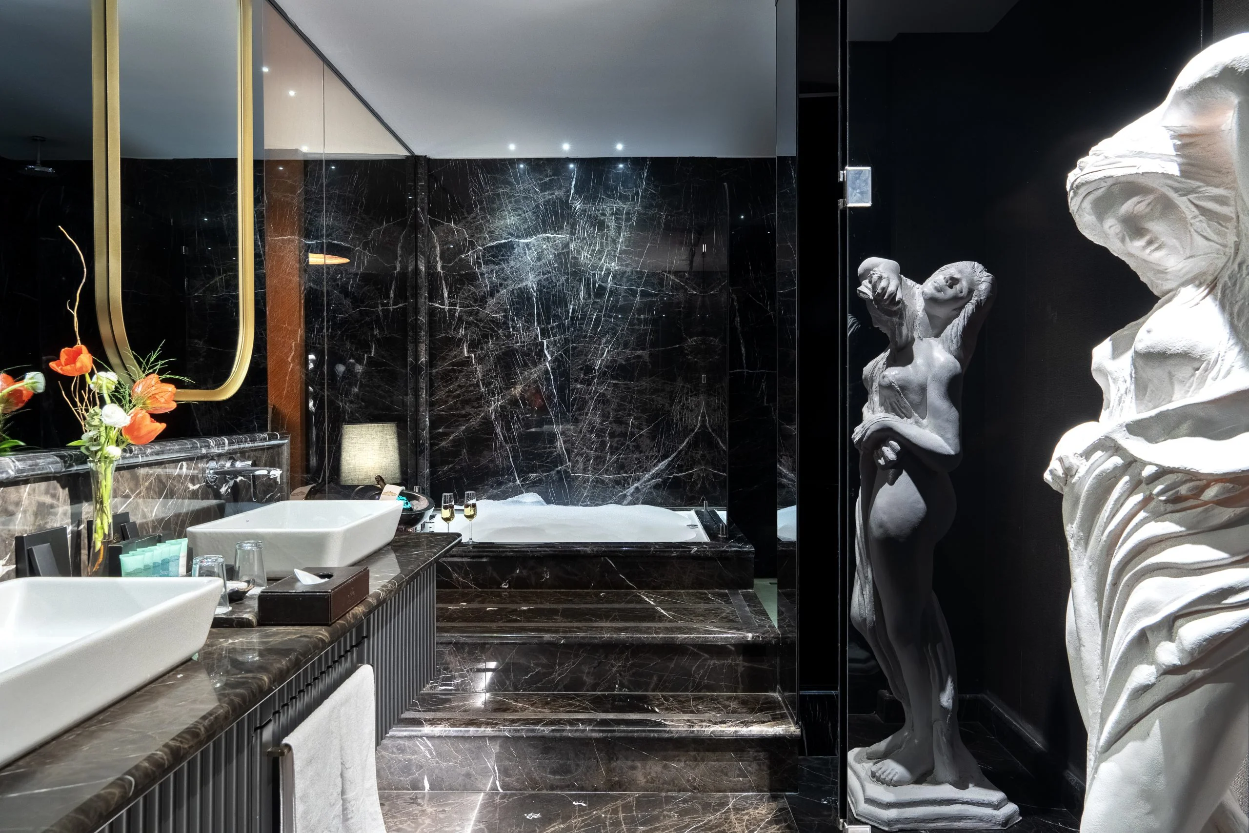 Suite Room · 5