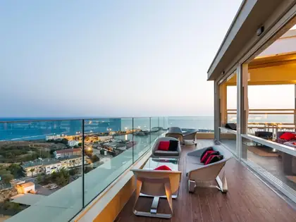 Sky Lounge & Bar · 4