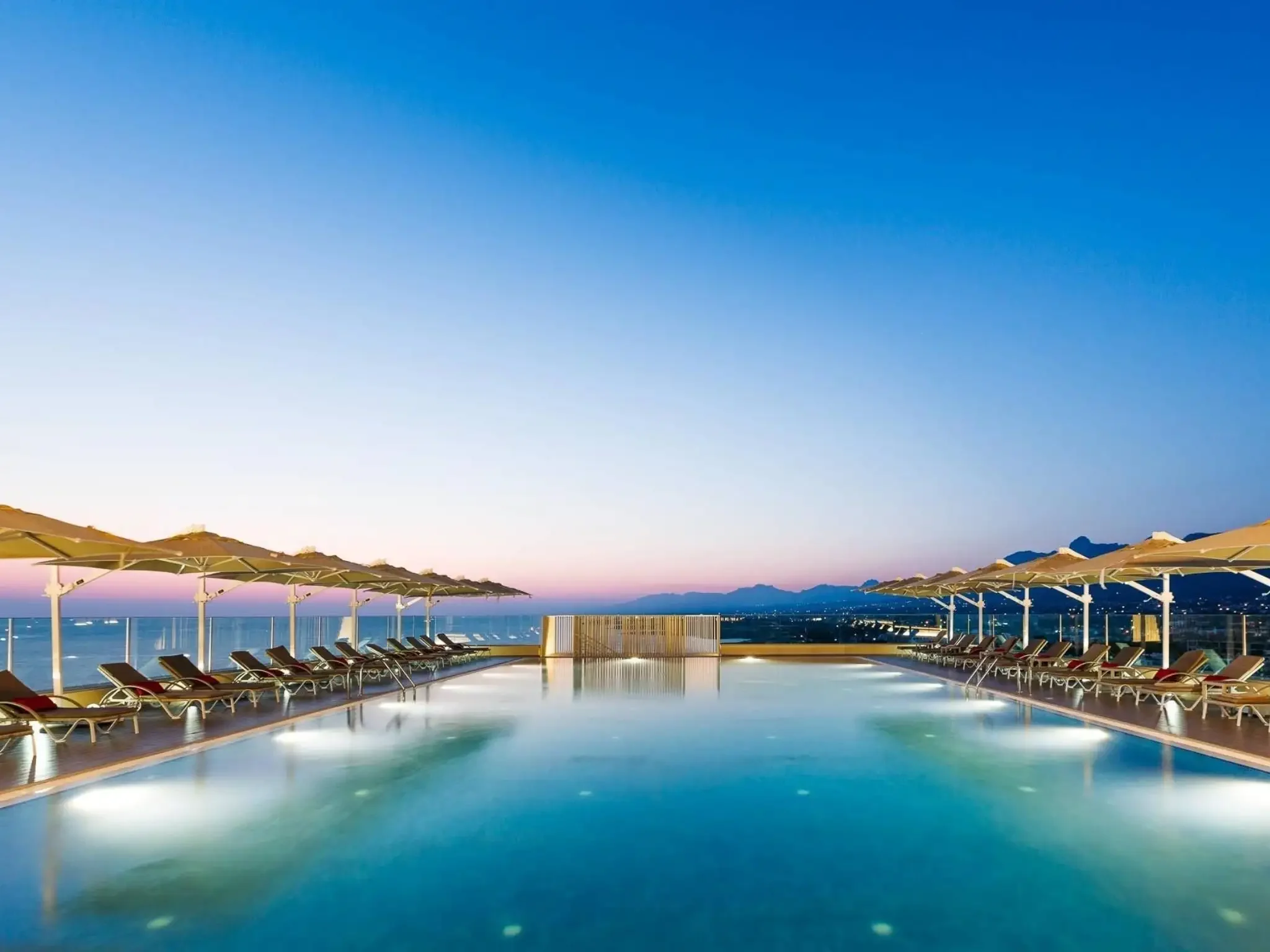 Sky Lounge & Bar · 5